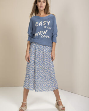 Modrá plisovaná sukňa KennyS – midi sukňa s grafickým vzorom