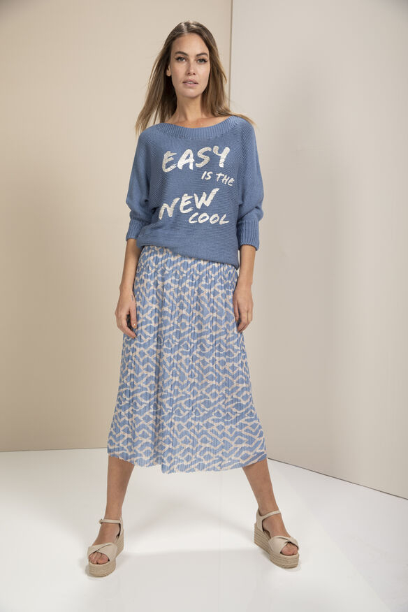 Detail plisovanej sukne KennyS v modrej farbe s grafickým vzorom